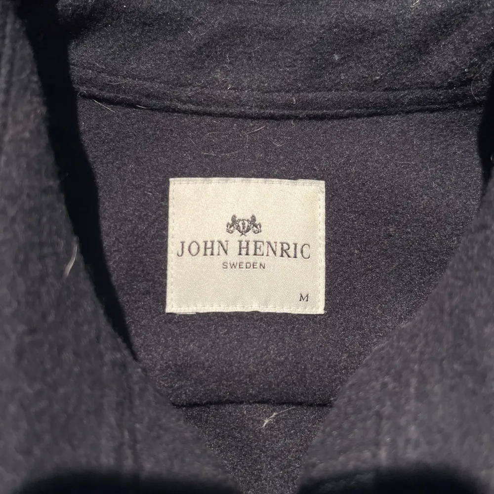 Säljer en stilren mörkblå overshirt från John Henric i storlek M. Jackan har en dragkedja framtill och fyra fickor med knappar. Den är långärmad och perfekt för höst- och vårsäsongen. Materialet känns robust och av hög kvalitet.. Jackor.