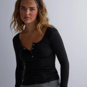 Snygg tröja med knappar - En jättesnygg mörkblå tröja med knappar från pieces. Aldrig använd bara provad, men utan prislapp. Storleken är xxs men passar mig som typ alltid har xs. Första bilden är från deras hemsida 💞