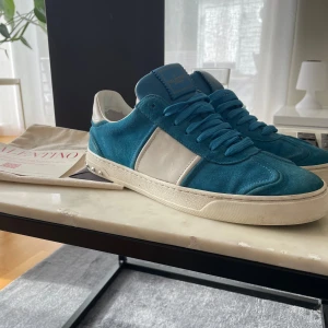 Valentino flycrew - Riktigt fräscha valentino skor | köpta helt nya. Sparsamt använda skicket är från 9-10/10 inga defekter. Box, kort, dustbag följer med! Riktigt schysta skor. Kom med prisförslag men inte under 4,5