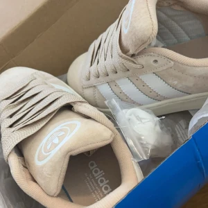Adidas campus  - Adidas campus storlek 36,5   Helt oanvända då jag fick dem i föddelsedags present och dem var för små 