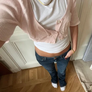 Lågmidjade jeans från acne - Supersnygga Lågmidjade mörkblåa jeans från acne. Aldrig använda och i toppen skick!  Midjemått tvärs över: 40cm Innerbenslängd: 82,5cm🌸