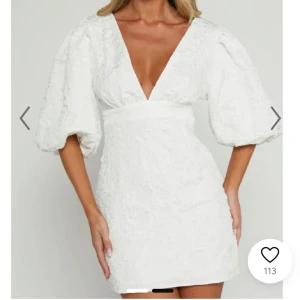 SÖKER - showpo vit klänning - Söker klänningen i storlek 36 eller 38.