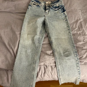 Blåa jeans - Blåa jeans som är använd ett par gånger men som fortfarande är i god skick. Storleken är 34.