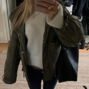 Zara jackan - Säljer denna slutsålda zara jackan som är perfekg nu inför hösten, i helt nytt skick! 