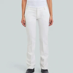 Vita kostymbyxor - Vita lågmidjade kostym byxor från bikbok, de har slits och är i strlk 38, har använts 2 gånger, uppklippta 1-2cm kortare.