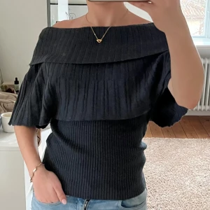 Svart/Grå ribbad offshoulder topp - Säljer en superfin kimono tröja med vida ärmar💗 Köpt second hand💗 Passar s-m