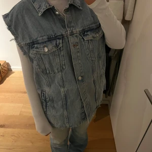 Jeansväst  - Jeansväst från Hm! Perfa till afterskin också 😆! Storlek M