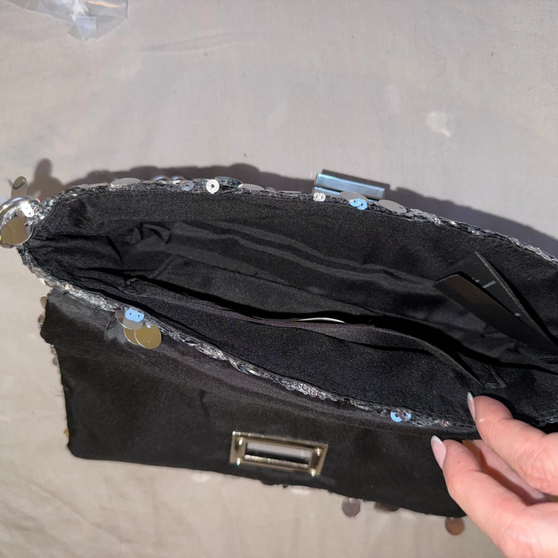 Silverfärgad axelväska med paljetter - 91