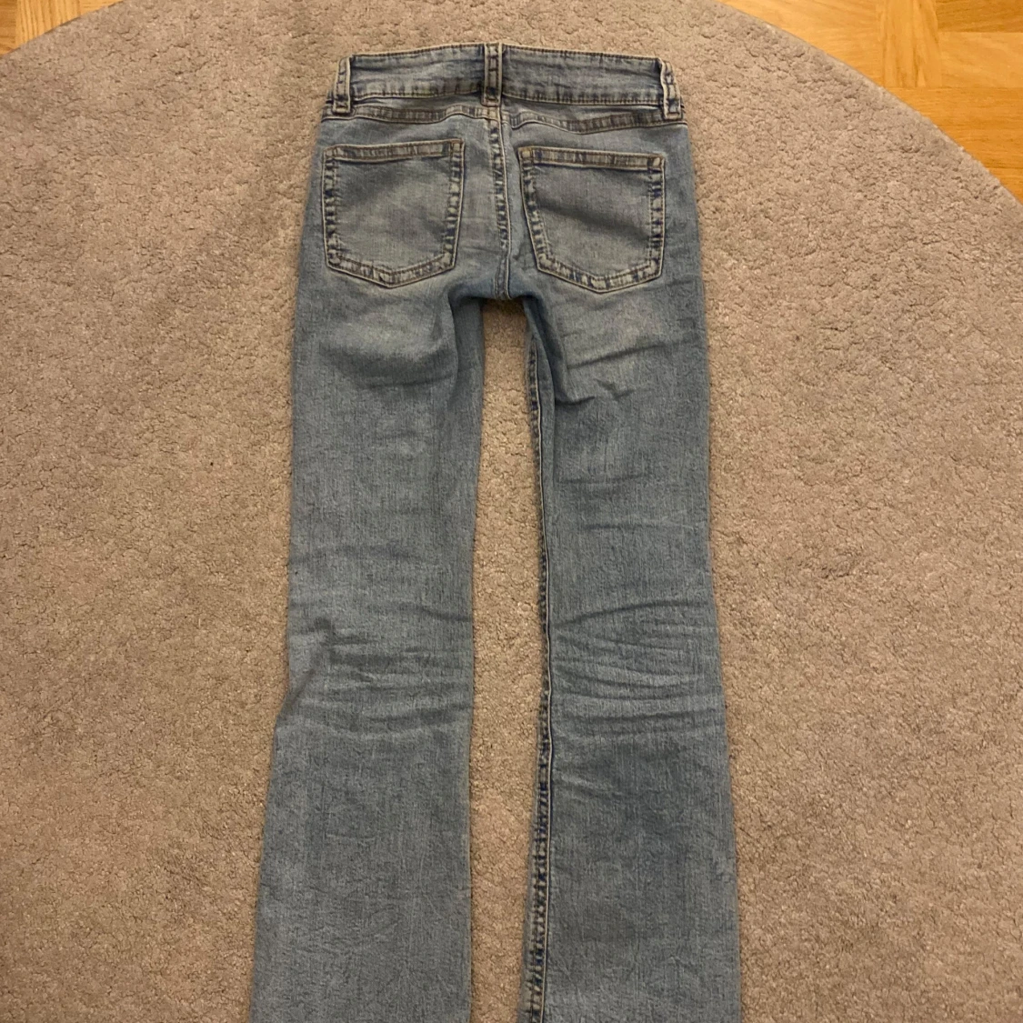 Blå bootcut jeans från Gina Tricot - 90