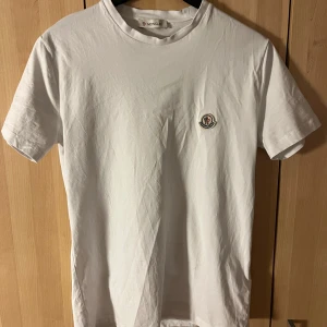 Moncler T-shirt - Säljer min moncler tshirt då den inte kommer till användning längre, strl M passar S. Pris kan alltid diskuteras 