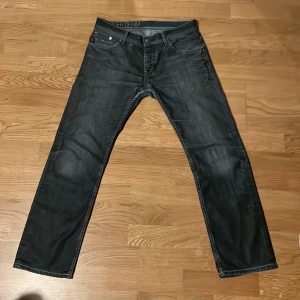 Vintage Tommy Hilfiger Jeans - Hej! Nu är det dags att sälja mina sällsynta vintage Tommy Hilfiger jeans. De är lite lätt använda och har några små skador (se bild 4/5) men inget som syns när man bär de och lägger bara till för hela vintage viben. Det står storlek 32/30 på de men de passar mig som vanligtvis bör storlek w31 men är bara lite korta för mig (jag är 180 för referens). Osäker från när de är från men de är väldigt trendiga och är väldigt sköna. De är något mellan en slim och straight fit. Hör av er med frågor! Mvh