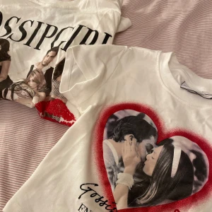 två stycken gossip girl tröjor - Två gossip girl tröjor som är oanvända i storlek s på den lilla och xs på den längre typen. Finns möjlighet att bara köpa en av dem men då kan vi diskutera priset