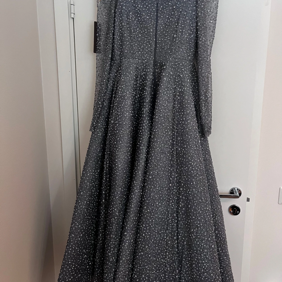 Glittrig långklänning i silver - 3