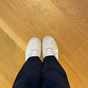 Adidas Gazelle rosa  - Ljusrosa Adidas Gazelle i storlek 38. Använda men ändå bra skick. 