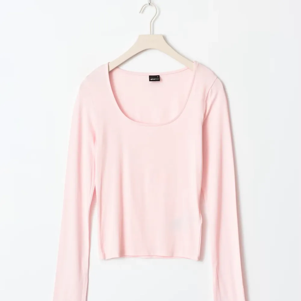 ALDRIG ANVÄND!!! Säljer en stilren ljusrosa långärmad topp från Gina Tricot. Toppen har en rundad halsringning och är tillverkad i ett mjukt material som ger en skön passform. Perfekt för både vardag och speciella tillfällen.. Yläosat.
