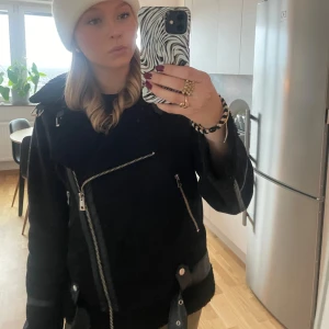 Svart jacka med dragkedjor - Snygg svart jacka med flera dragkedjor och en cool design. Sparsamt använda 😍