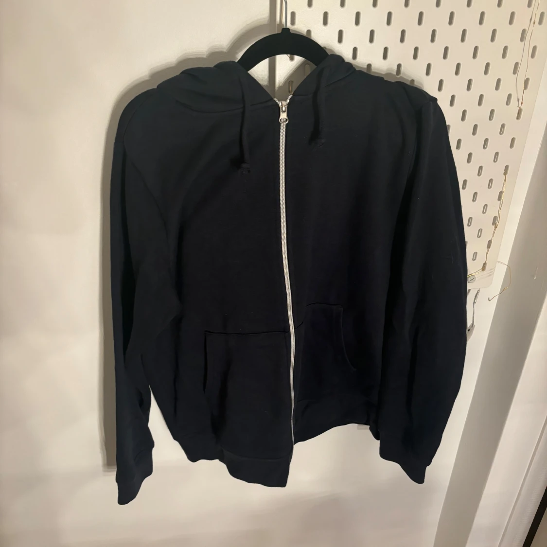 Marinblå hoodie med dragkedja