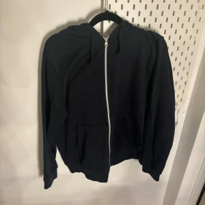 Marinblå hoodie med dragkedja - Klassisk ziphoodie. 