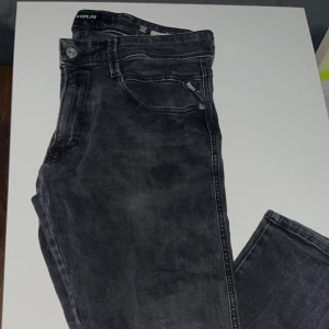 Replay Anbass - Replays Anbass | Fetaste Jeansen på marknaden | Skick är 9/10 | Storlek 32 | Nypris ligger runt ca 1500kr | Hör gärna av er vid minsta möjliga fråga eller fundering!