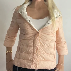 trekvartsärmad jacka - kommer inte till användning längre!  har några fläckar men syns inte så mycket. kom med prisförslag!! 