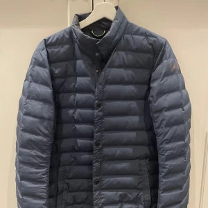 Blå vår-jacka från Helly Hansen - Mörkblå helt Hansen jacka storlek small, knappt använd