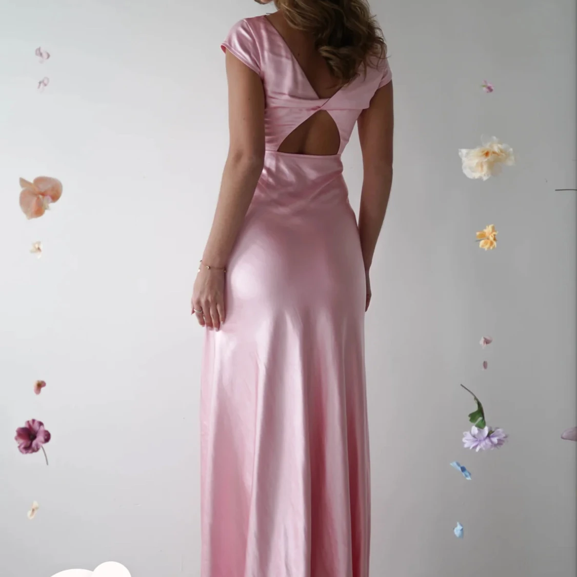 Rosa sidenklänning med slits - 91