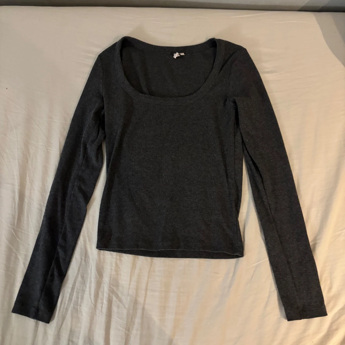 Mörkgrå långärmad topp - 1