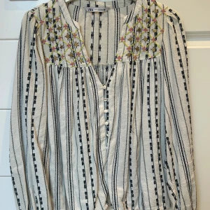 Fin blus från Zara - Otroligt fin och unik blus/topp från Zara. Fina detaljer och väldigt skön. Oversized i modellen så passar upp till storlek M. 