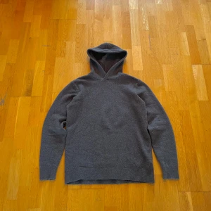 Merinoull Hoodie - Skön, snygg och varm. Bra kvalitet merinoull hoodie som passar till många stilar och sitter fint på kroppen 