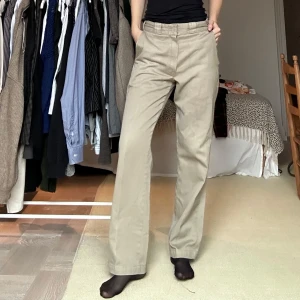 Beige dickies - Snygga beige dickies med hög midja och rak passform. 