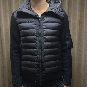 Moncler Cardigan - En mycket trevlig cardigan från Moncler i strl S | Modellen på bilden är 184 cm lång men den sitter för litet på honom | Grymt skick |