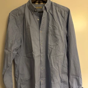 Ljus blå burberry skjorta  - Burberry skjorta ljus blå  Strl - L Cond - 8/10 Pris - 1600 kr