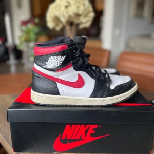 Nike Air Jordan 1’s  - Tjena! Säljer dessa Air jordan’s då dom inte används, har för mig att jag fick dom som en present från en släkting för nått år sedan och han knappt använda dom innan dom blev för små för mig🫣🫠