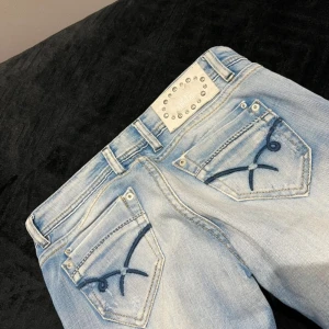 Kaporal-staright lowrise  - Säljer dom då de var för små (lånade bilder från förra säljaren)