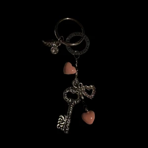 Nyckelring med hjärtan och nyckel - Charmig nyckelring med en stor silverfärgad nyckel, rosa hjärtan och en ring med texten 'Vänskap'. Dekorerad med en glittrande sten och ett litet löv. Perfekt som en symbolisk present eller accessoar.💗 Använd gärna ”köp nu”!💝💝