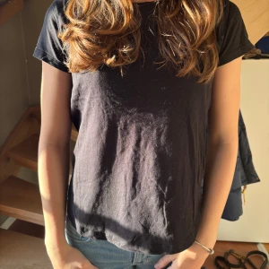 Svart t-shirt - En klassisk svart t-shirt med korta ärmar. 