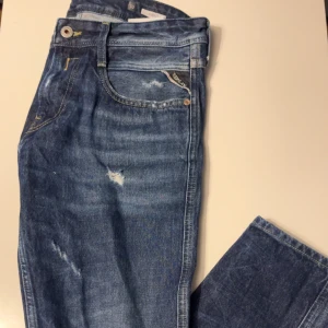 Replay Anbass - Replays Anbass | Fetaste Jeansen på marknaden just nu och har as snygga slitningar | Skick är 9/10 | Storlek 30 | Nypris ligger runt ca 1500kr | Hör gärna av er vid minsta möjliga fråga eller fundering!