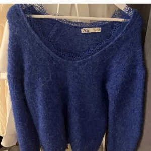 Stickad tröja - Super fin stickad tröja med spetsdetaljer🫶🏼