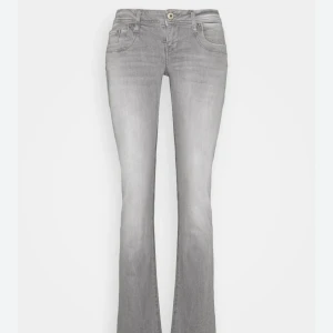 Gråa lbt valerie jeans 25/32  - Snygga grå bootcut jeans från lbt i jättebra skick, som nya!!  Köpta för 899 o är i storlek W25 L32, hör av dig vid frågor 💕 Midjemått: 35 Innerben: 77,5 Ytterben: 97 PRIS GÅR ATT DISKUTERAS VID SNABB AFFÄR