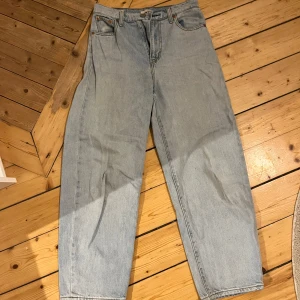 Ljusblå jeans från Levi's - Snygga ljusblå jeans från Levi's med klassisk femficksdesign och en bekväm passform. De har en traditionell knappgylf och är perfekta för en avslappnad stil. Levi's-loggan syns tydligt på baksidan. ”Balloon leg”