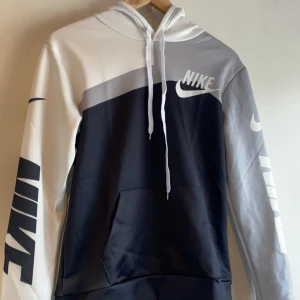 Nike tröja - Säljer en oanvänd Nike tröja/hoodie 