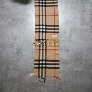 Burberry scarf - Hej, här säljer jag en halsduk ifrån Burberry. Den är använd och fortfarande i mycket bra skick. Hör av dig vid eventuella frågor eller prisförslag!