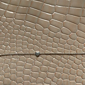 Armband i äkta silver med hjärta - Elegant armband i äkta silver med ett litet hjärta som detalj. Armbandet har en fin kedja och ett justerbart lås för perfekt passform. Perfekt för att ge en subtil glans till din stil.