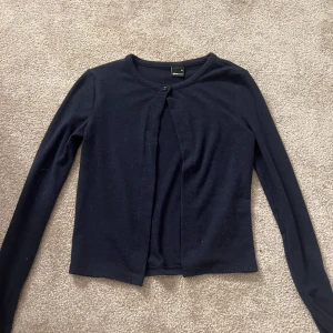 Mörkblå kofta från Gina - Säljer denna jätte fina helt oanvända kofta. Super fin men komme tyvärr inte till användning