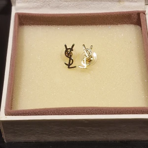 Guldiga stilrena örhängen - Stilrena oanvända, kolla gärna mina andra annonser 