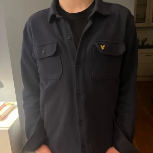 Lyle & Scott Overshirt - Säljer en overshirt från Lyle & Scott som är använd ett få tal gånger den är i skick 9,5/10 och är riktigt färsh. Ny pris 999kr