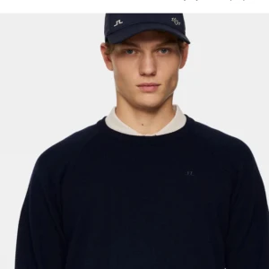 Mörkblå tröja från J.Lindeberg - Snygg mörkblå tröja från J.Lindeberg Cashmere. Den är size M, men passar S. Sparsamt använd.