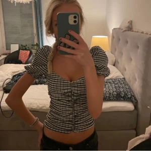 Svartvit rutig blus - kollar intresset på denna söta svartvita rutiga blusen med puffärmar💫Skriv för frågor. (Lånade bilder) Jättefint skick 