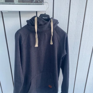 hoodie från blend - Säljer en mörkgrå hoodie från blend med ett väldigt skönt material, det är ull i den. Väldigt bra skick vilket ni ser på bilderna! Skriv om ni funderar på något!