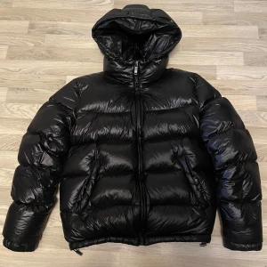Zara puffer jacka. Svart glansig - Säljer min zara puffer jacka storlek M. Använt fåtal gånger 8,5/10 kvalitet. Endast ett litet hål i höger ficka anars helt felfri. Pris kan diskuteras 